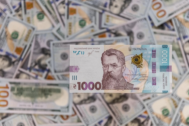 Dinero de Ucrania Pila de billetes de hryvnia ucranianos en manos Hryvnia 500