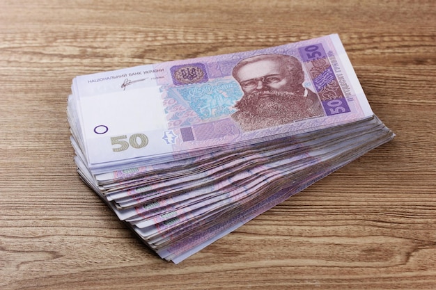 Dinero ucraniano sobre fondo de madera
