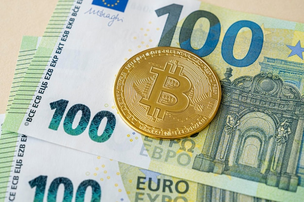 Dinero de la UE y una imagen conceptual de Bitcoin