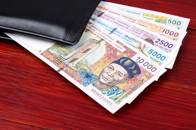 Dinero de los viejos estados de África Occidental en la billetera negra