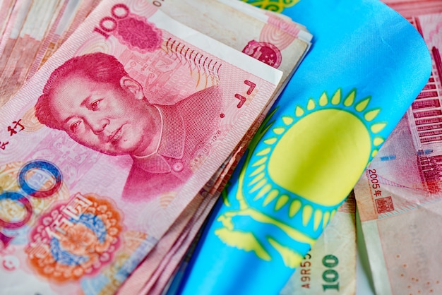 Dinero yuan chino en la bandera de Kazajstán. Países asiáticos y concepto de relaciones de mercado