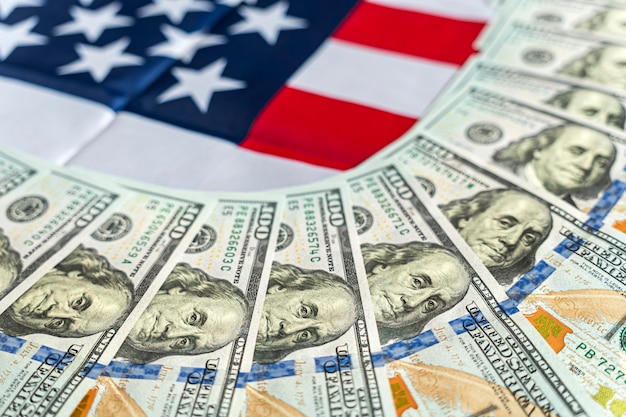 dinheiro americano crise econômica mundial troca de moeda Fed 100 dólares na bandeira americana