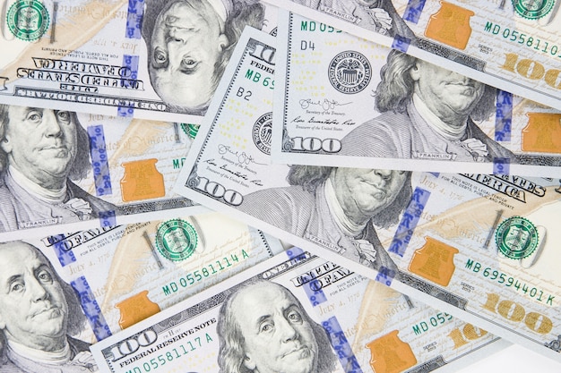 Foto dinheiro americano. novo design do dólar americano como pano de fundo. vista do topo. pedaço de dinheiro em dólares. conceito de backnotes de papel.