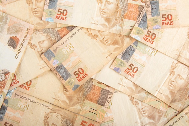 Foto dinheiro brasileiro cédulas de 50 reais conceito de finanças brasileiro