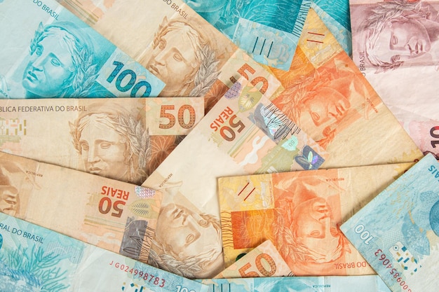 Foto dinheiro brasileiro conceito de finanças de notas reais brasileiras