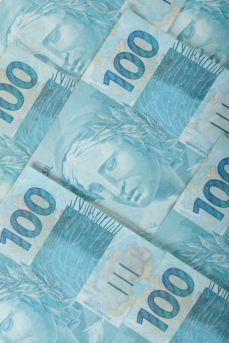 Dinheiro brasileiro. Notas de 100 reais.