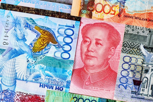 Dinheiro chinês yuan e cazaque tenge.