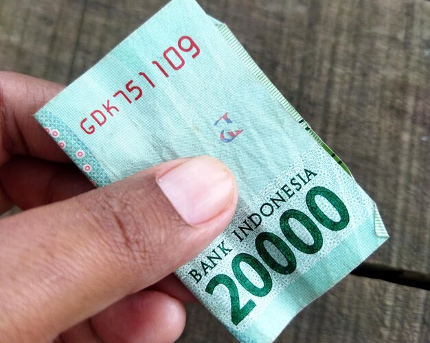 Dinheiro da Indonésia vinte centenas de rupias levado à mão