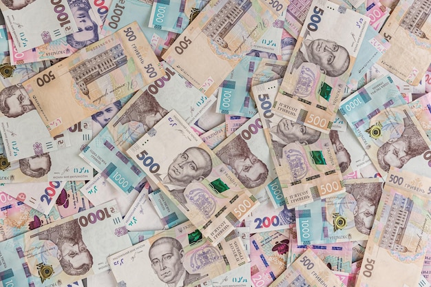 Dinheiro da Ucrânia Pilha de notas de hryvnia ucranianas nas mãos Hryvnia 500