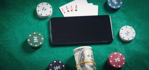 Dinheiro de smartphone jogando cartas e fichas Casino online