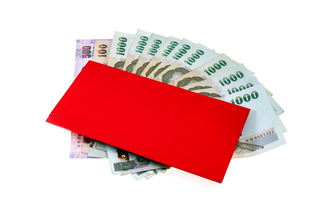 Dinheiro do ano novo chinês em envelope vermelho sobre fundo branco