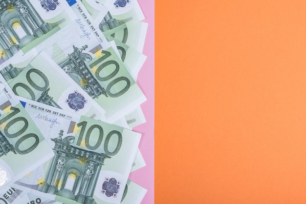 Dinheiro do euro em uma rosa e laranja