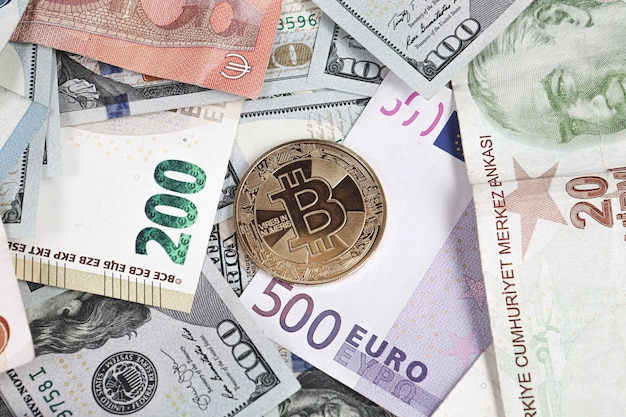 Dinheiro e moeda Multi Euro Dolar, diferentes tipos de notas de nova geração, bitcoin, lira turca