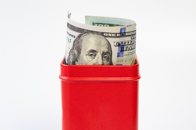 Foto dinheiro em um cofrinho vermelho, caixa vermelha, dólar, cem dólares em branco