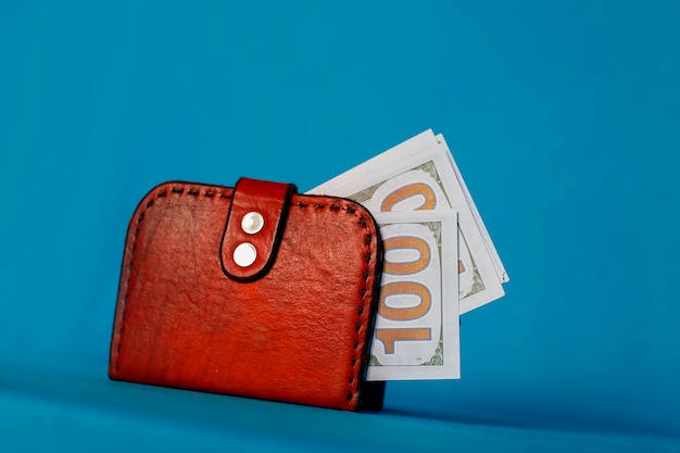 Dinheiro em uma bolsa vermelha em um fundo azul