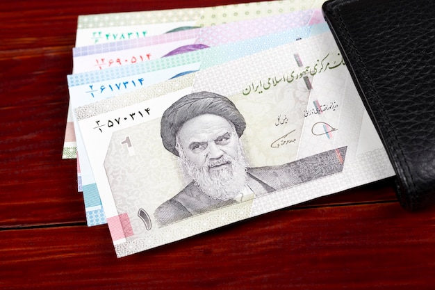 Dinheiro iraniano na carteira pretax9