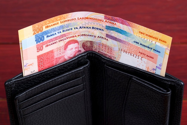 Dinheiro sul-africano Rand na carteira pretax9