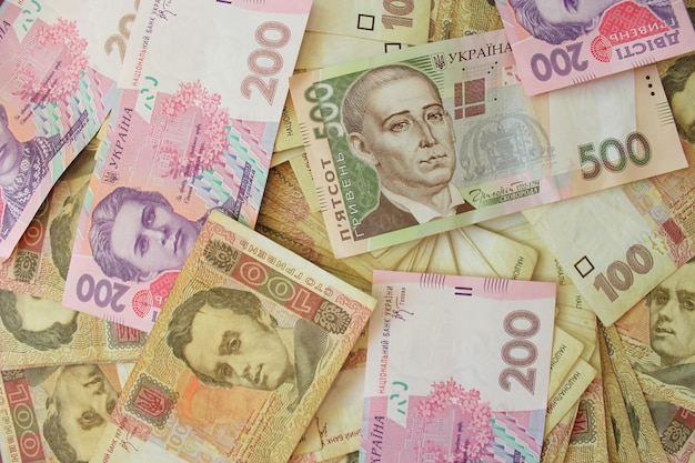 Dinheiro ucraniano em dinheiro de valor diferente