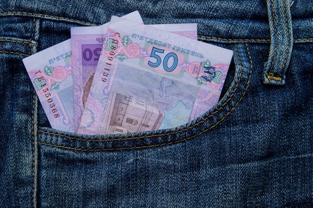 Dinheiro ucraniano no bolso da calça jeans