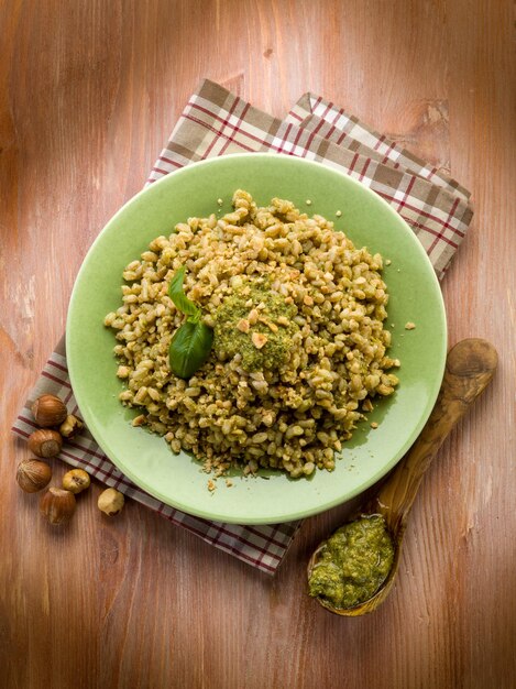 Dinkel mit Pesto-Sauce und Haselnuss vegetarisches Essen