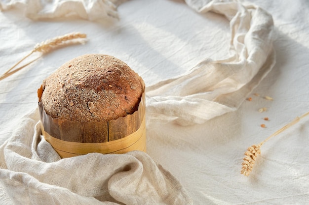 Dinkelbrot en alemán que significa espelta Hogaza de pan integral de centeno dinkel Dinkel o espelta es una alternativa saludable al trigo Mantel textil blanco roto y toalla de lino Orejas de trigo