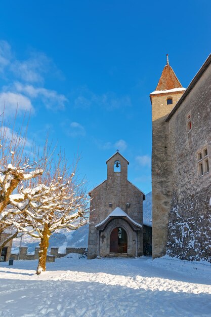 Dinky pequena capela em frente ao castelo de Gruyères, na Suíça, em um lindo dia de inverno.