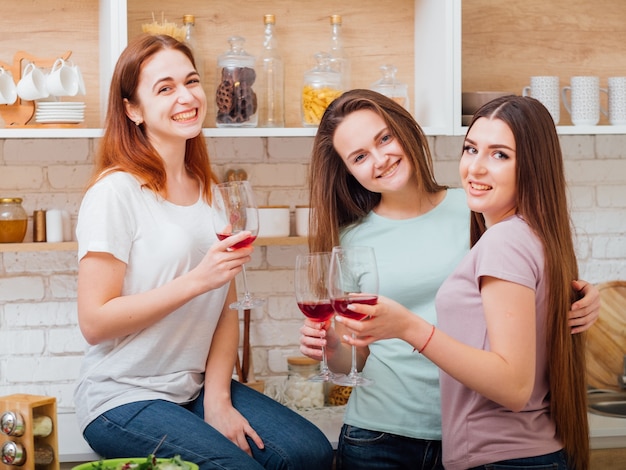 Dinnerparty zu Hause. Geburtstagsfeier Spaß. Beste Freunde trinken Rotwein und haben eine gute Zeit.