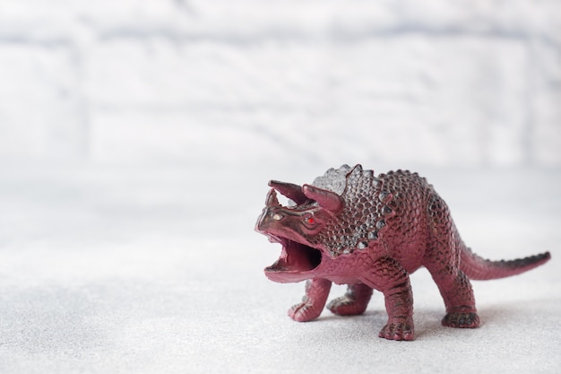 Foto dinosaurier. plastikspielzeug aus gummi.