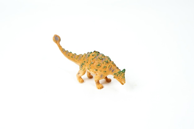 Dinosaurio. juguete de goma de plástico aislado en blanco.