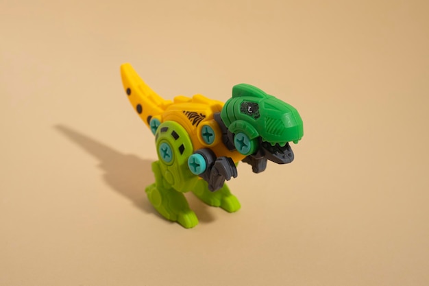 Foto dinosaurio de juguete de plástico sobre un fondo claro