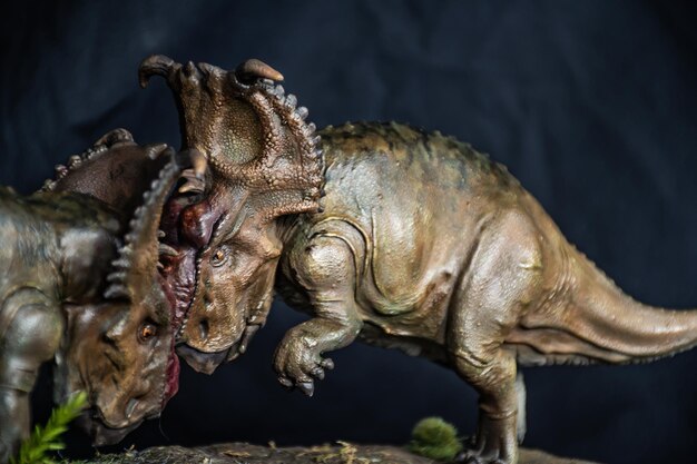 Foto el dinosaurio pachyrhinosaurus en la oscuridad