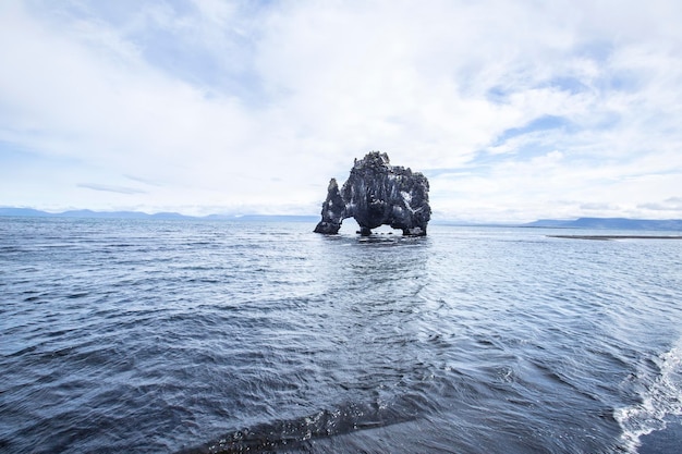 Dinosaurio de piedra en el mar en Hvitserkur Islandia