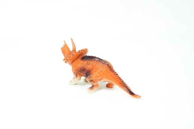 Dinossauro. brinquedo de borracha plástica isolado no branco.
