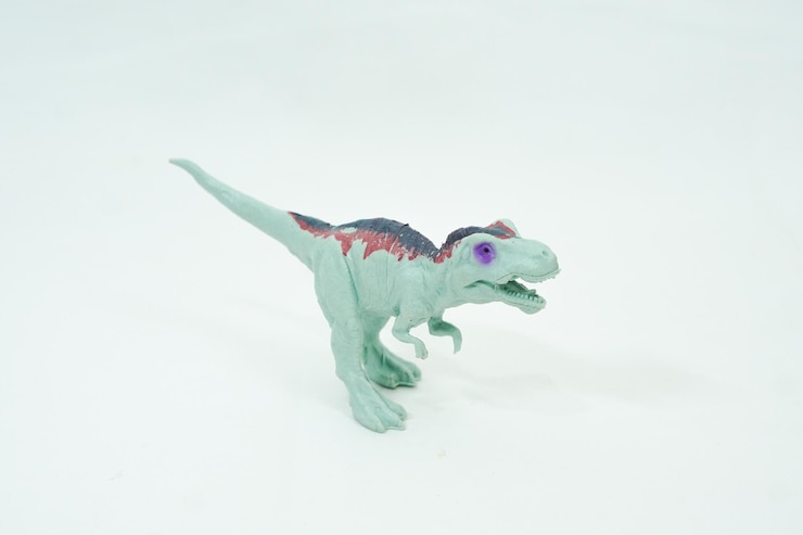 Foto dinossauro. brinquedo de borracha plástica isolado no branco.