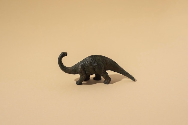 Dinossauro de brinquedo de plástico sobre um fundo claro