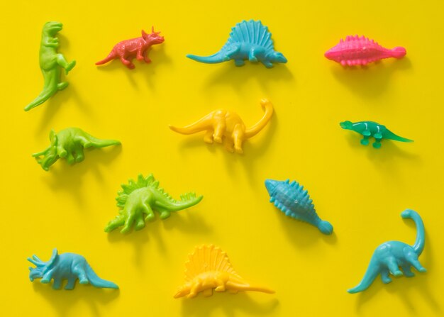 Dinossauro em fundo amarelo