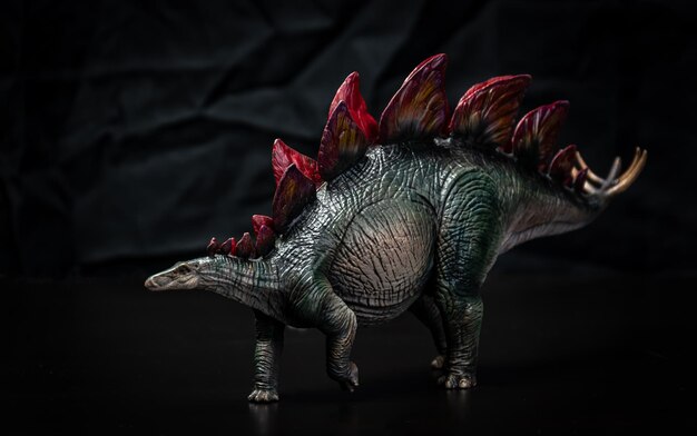 Dinossauro Estegossauro no escuro