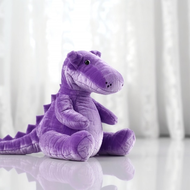 Dinossauro roxo do brinquedo do bebê no fundo branco