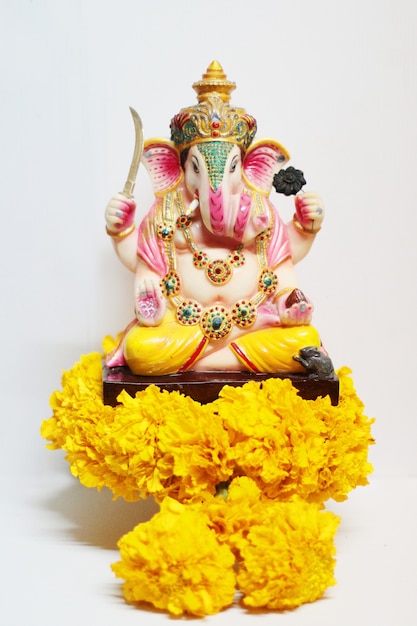 Dios de Ganesha es el Señor del éxito Dios del hinduismo en flores de caléndula