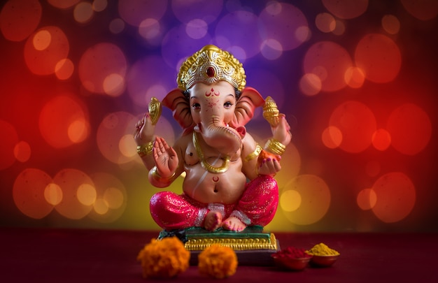 Foto dios hindú ganesha en blured bokhe, ganesha idol.