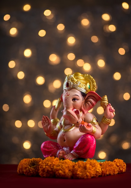 Foto dios hindú ganesha en blured bokhe, ganesha idol.