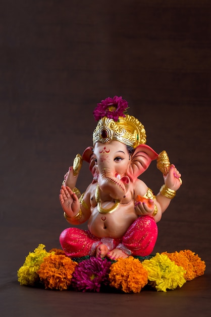 Dios hindú Ganesha. Ídolo de Ganesha en el espacio de madera oscura.