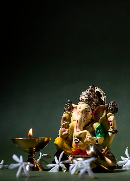 Foto dios hindú ganesha. ganesha idol. una colorida estatua de ganesha idol. espacio para texto o título.