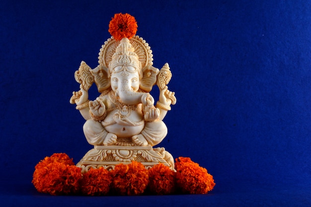 Foto dios hindú ganesha. ganesha idol sobre fondo azul.