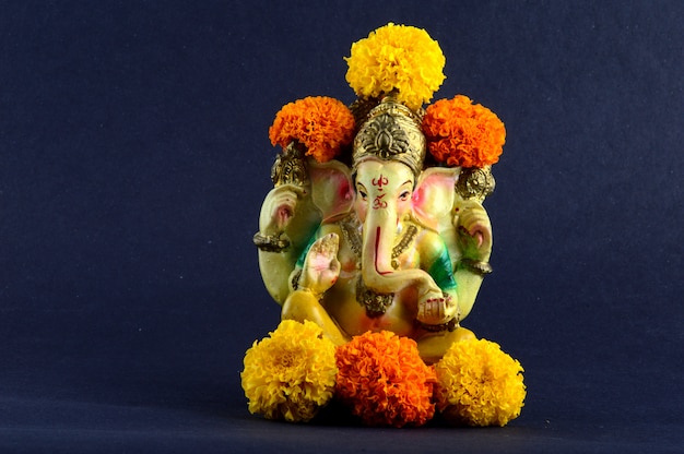 Dios hindú Ganesha. Ganesha Idol sobre fondo gris.