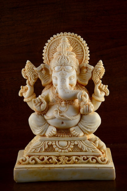 Dios hindú Ganesha. Ganesha Idol sobre fondo marrón