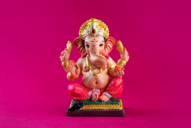 Dios hindú Ganesha. Ganesha Idol sobre fondo rosa.