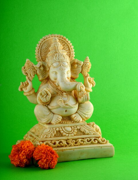 Dios hindú Ganesha Idol en superficie verde