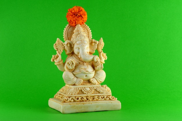 Dios hindú Ganesha Idol en superficie verde