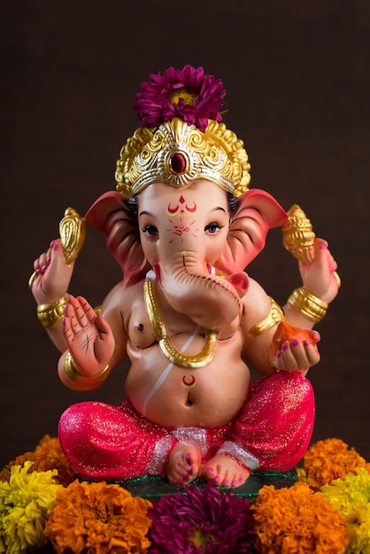 Dios hindú Ganesha. Ídolo de Ganesha en rojo